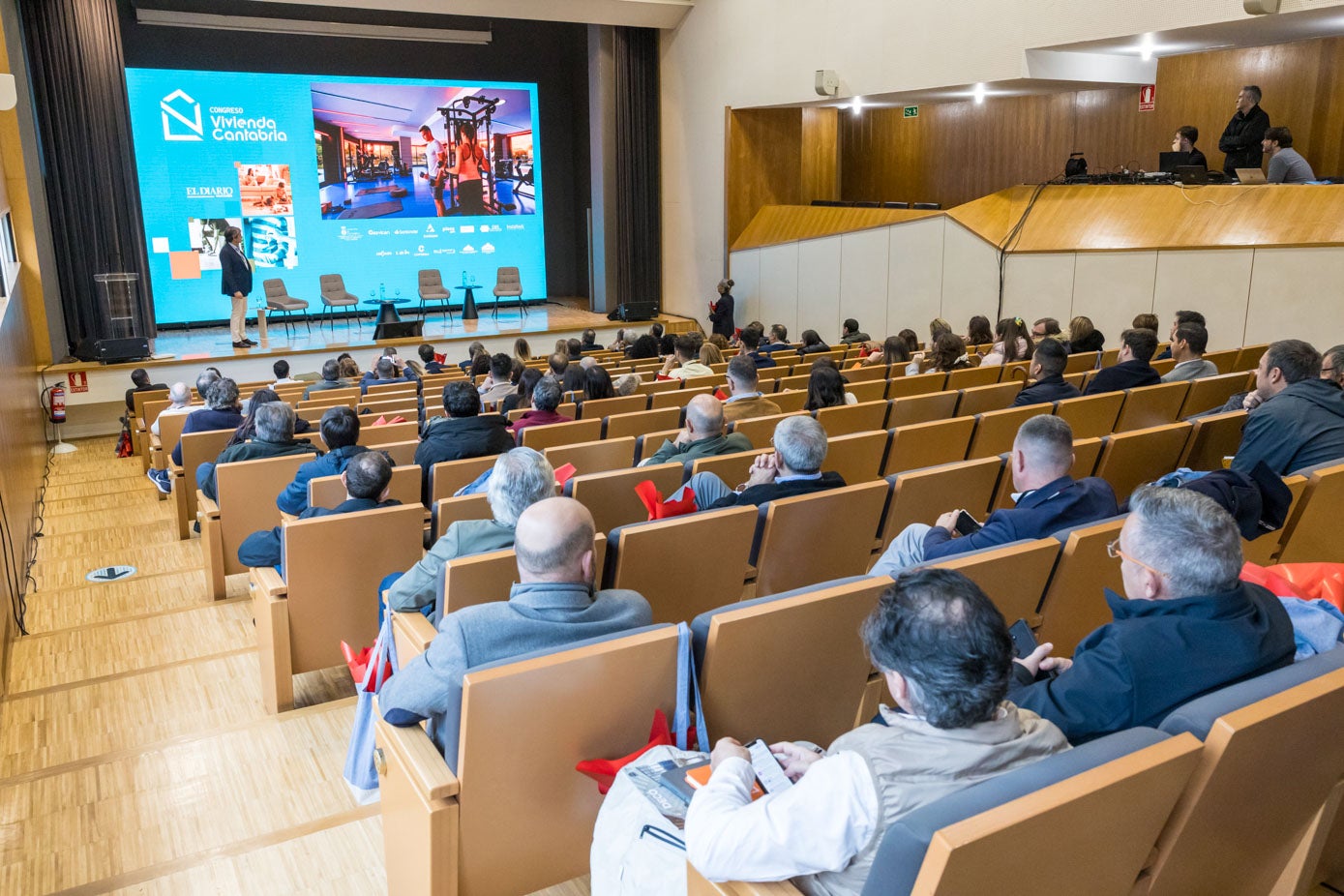 Los asistentes observan uno de los vídeos proyectados en el congreso.