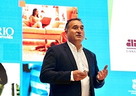 El ponente David Blázquez durante su intervención en Congreso Vivienda Cantabria 2025.