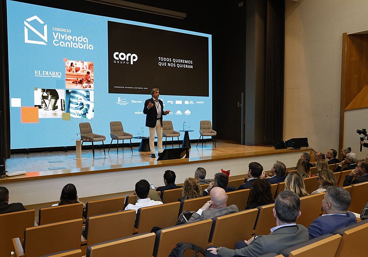 Eduardo Martín ha sido el encargado de abrir el turno de ponencias.