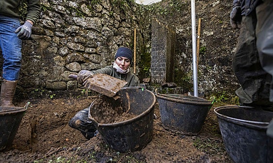 Científicos de Aranzadi trabajan desde ayer en la exhumación de los tres soldados.