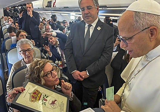 La periodista Eva Fernández entrega al papa León XIV el escudo heráldico de Isla, localidad de sus antepasados.