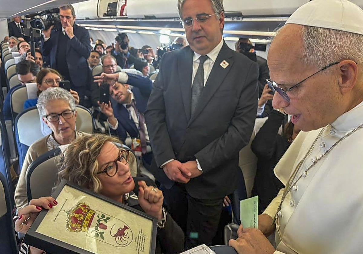 La periodista Eva Fernández entrega al papa León XIV el escudo heráldico de Isla, localidad de sus antepasados.