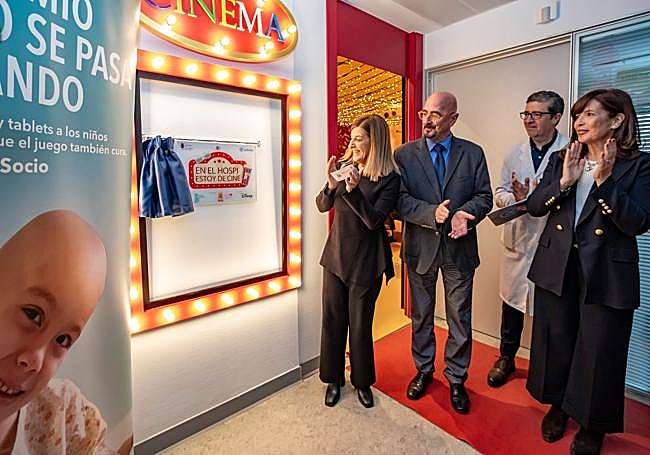 La presidenta, el consejero, el gerente del hospital y la directora de Humanización de Juegaterapia ante la placa descubierta hoy a la entrada del cine.