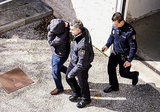 A prisión. Imagen del 24 de febrero de 2023 en la que dos policías nacionales trasladan al funcionarioMiguel Ángel Diez desde el complejo judicial de Las Salesas a la prisión de El Dueso.