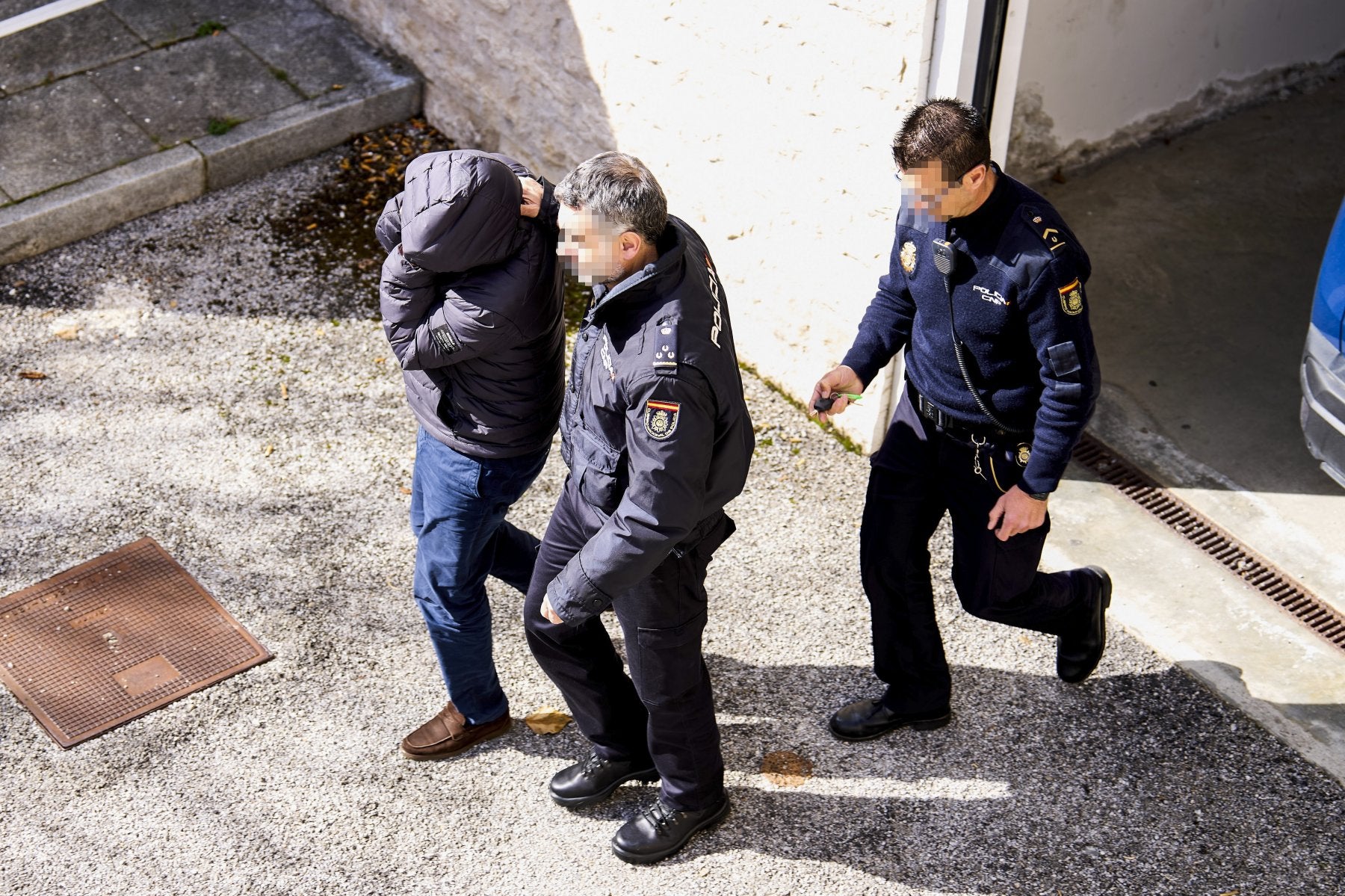 A prisión. Imagen del 24 de febrero de 2023 en la que dos policías nacionales trasladan al funcionarioMiguel Ángel Diez desde el complejo judicial de Las Salesas a la prisión de El Dueso.