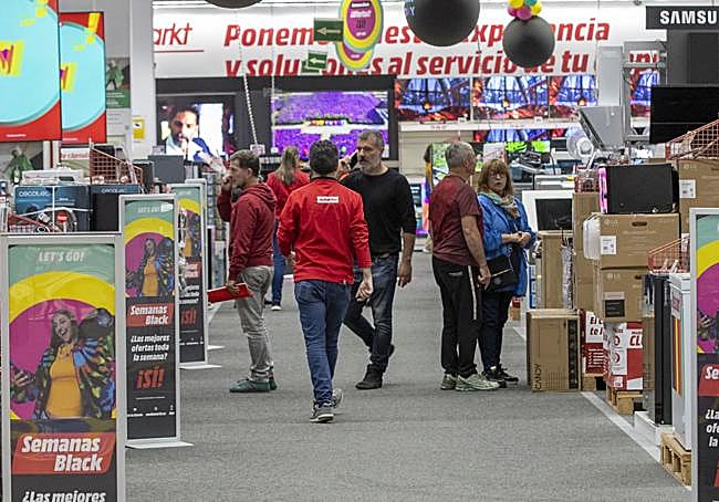 El MediaMarkt de El Alisal también se sumó al 'viernes negro', con sus 'semanas black'.