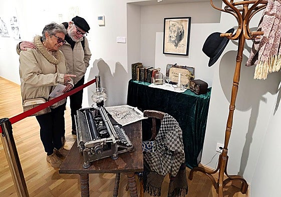 En un rincón, se recrea la habitación de la Fonda Montañesa con objetos personales del poeta