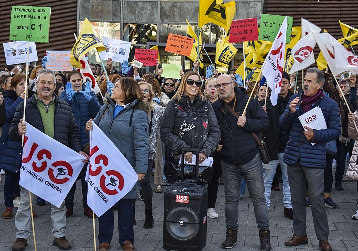 Auxiliares de Enfermería durante la concentración en Valdecilla.