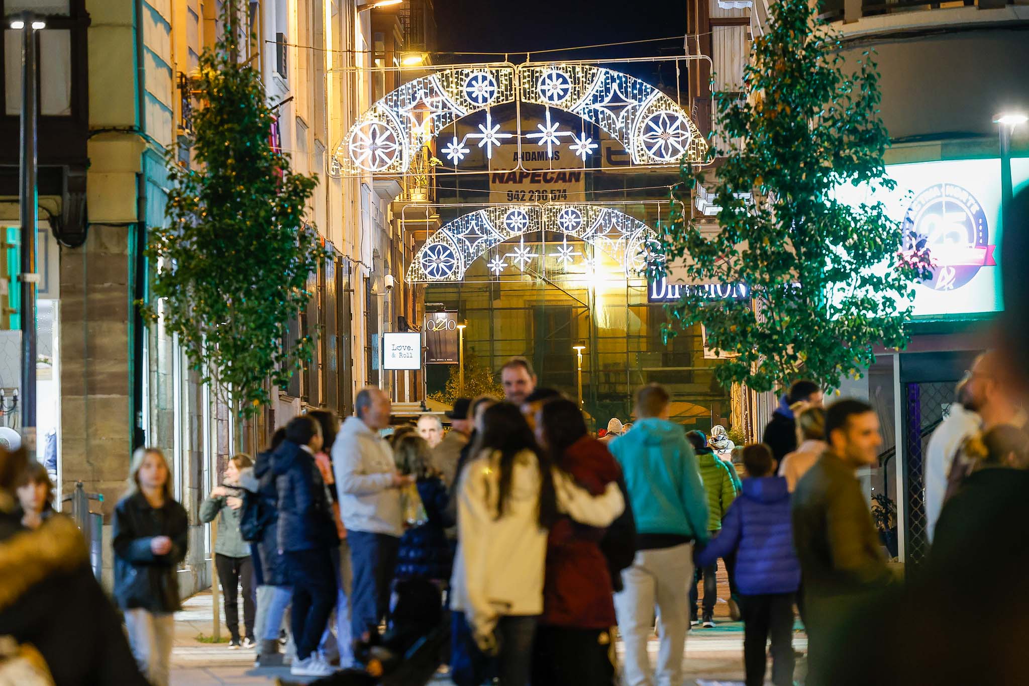 Este año, la ciudad estrena además nuevas figuras luminosas diseñadas por escolares, cortinas de luz en diferentes calles y varios photocalls repartidos por Torrelavega