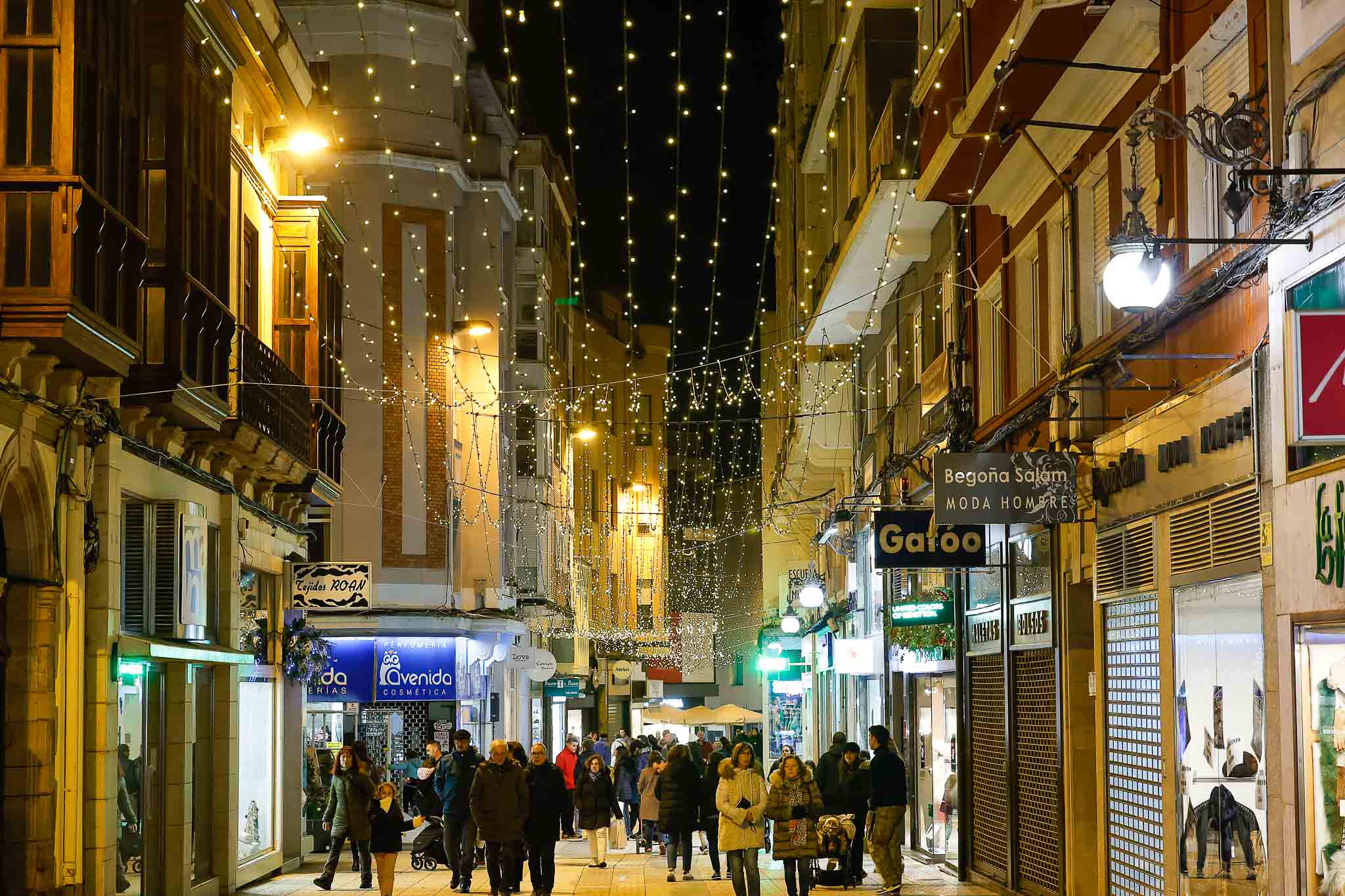 Las cortinas de luces también envuelven la ciudad para Navidad. 