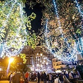 Una multitud esperaba el ansiado encendido navideño de la Plaza Mayor de Torrelavega.