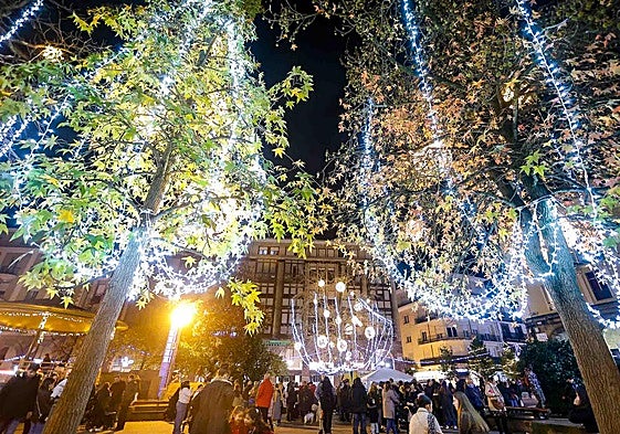 Una multitud esperaba el ansiado encendido navideño de la Plaza Mayor de Torrelavega.