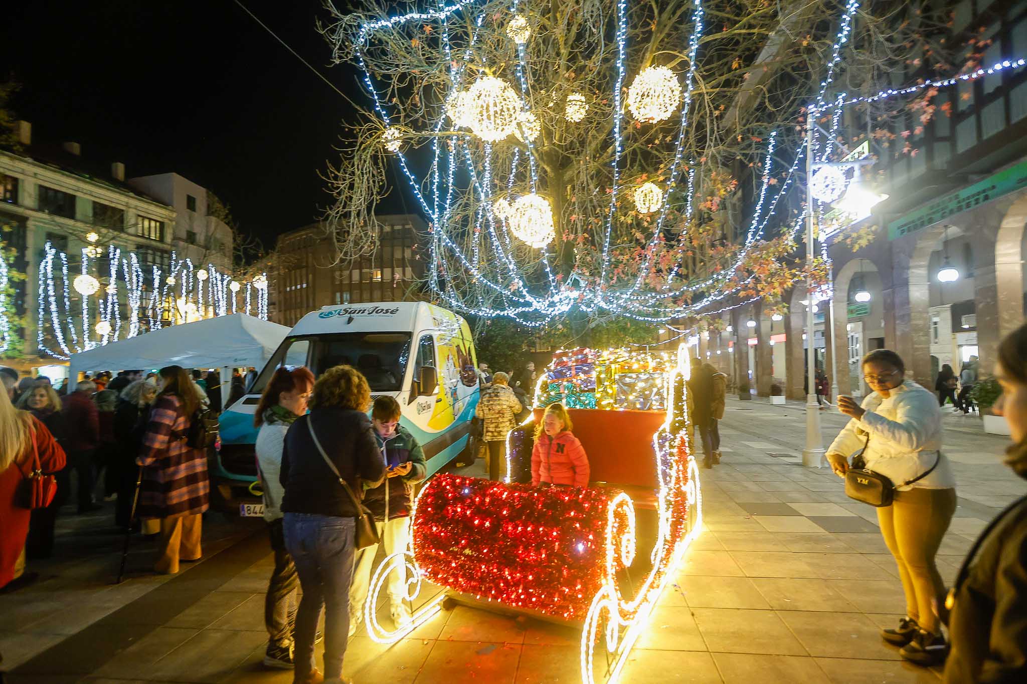 El gran trineo instalado en la propia Plaza Mayor ha atraído a las familias desde el primer momento.