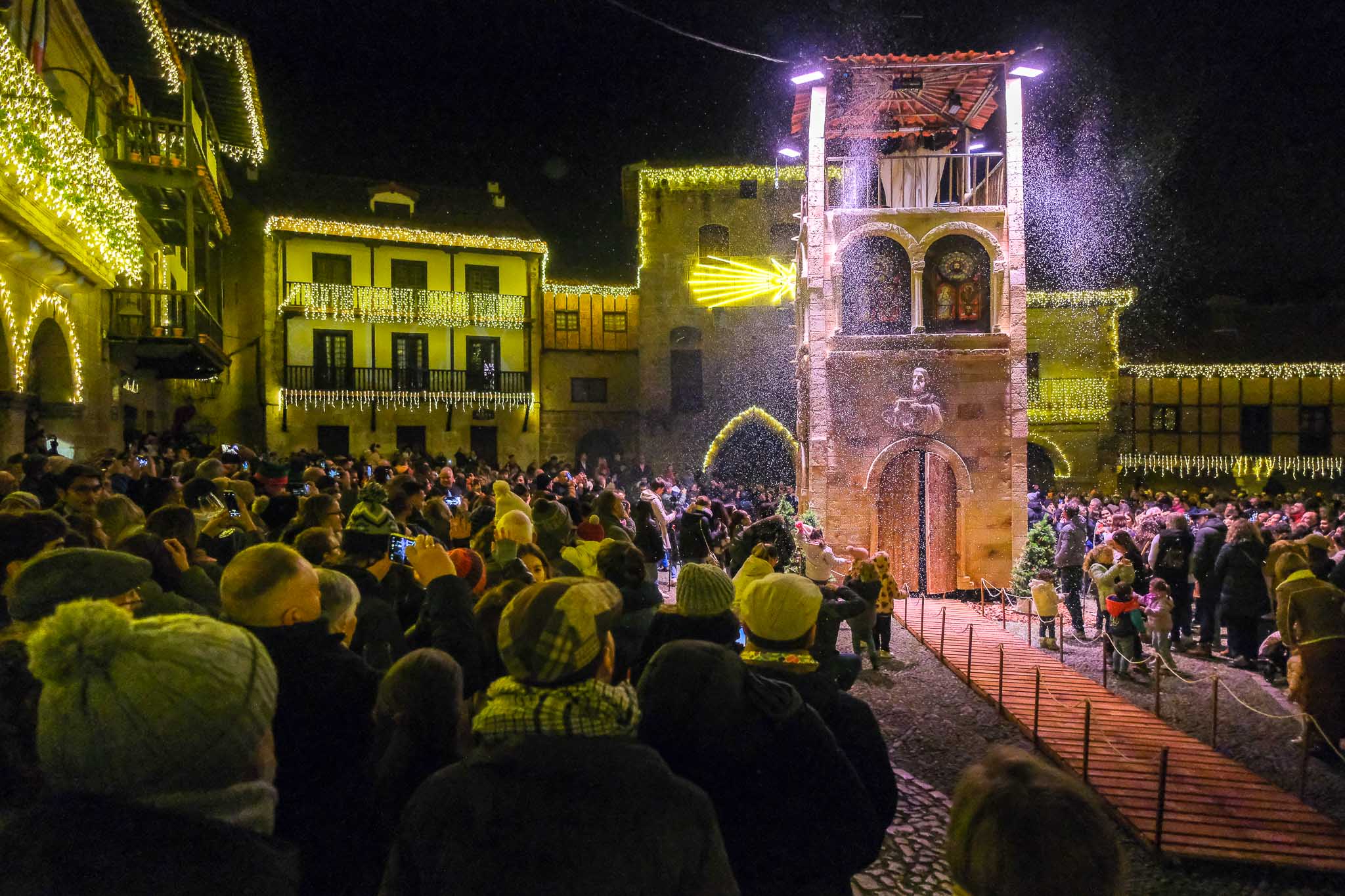 Vecinos y visitantes esperaron hasta pasadas las 21.00 horas para dar la bienvenida a la Navidad.