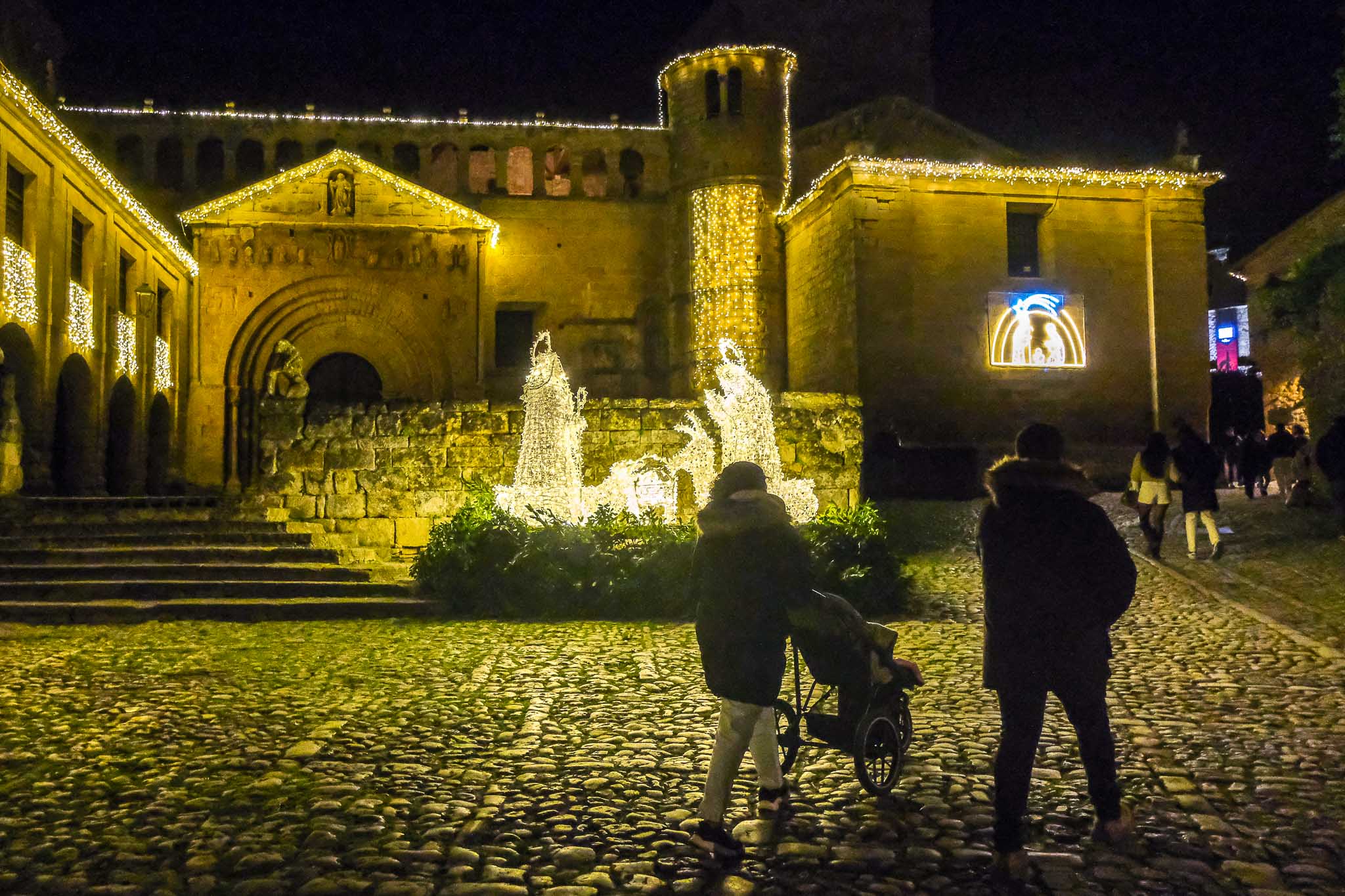 Más de 600.000 bombillas iluminan la Navidad de Santillana