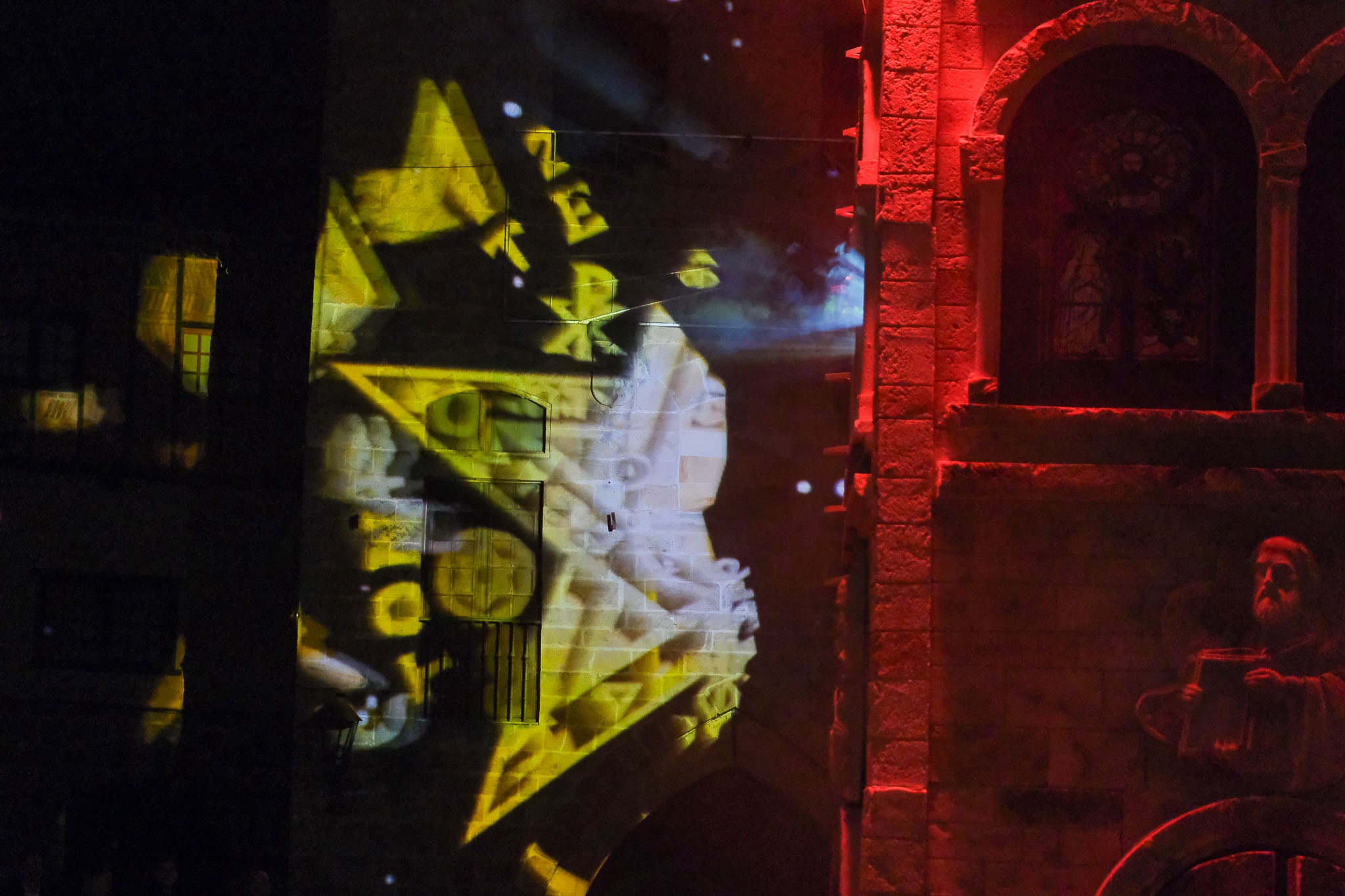 Combina proyecciones monumentales, actores en directo, música en vivo y efectos especiales en un entorno patrimonial único como la Plaza Mayor del municipio.