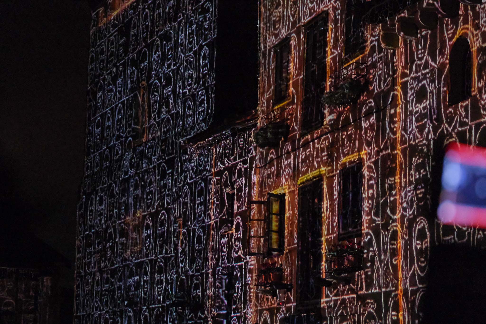 Una de las proyecciones en la fachada.