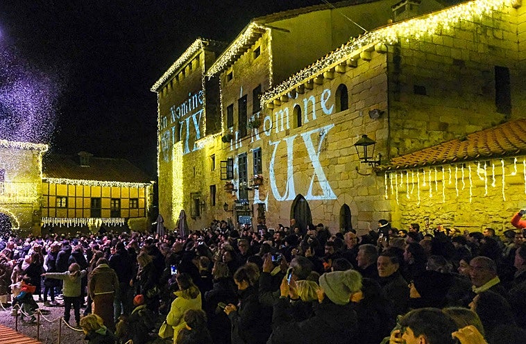 Más de 600.000 bombillas iluminan la Navidad de Santillana