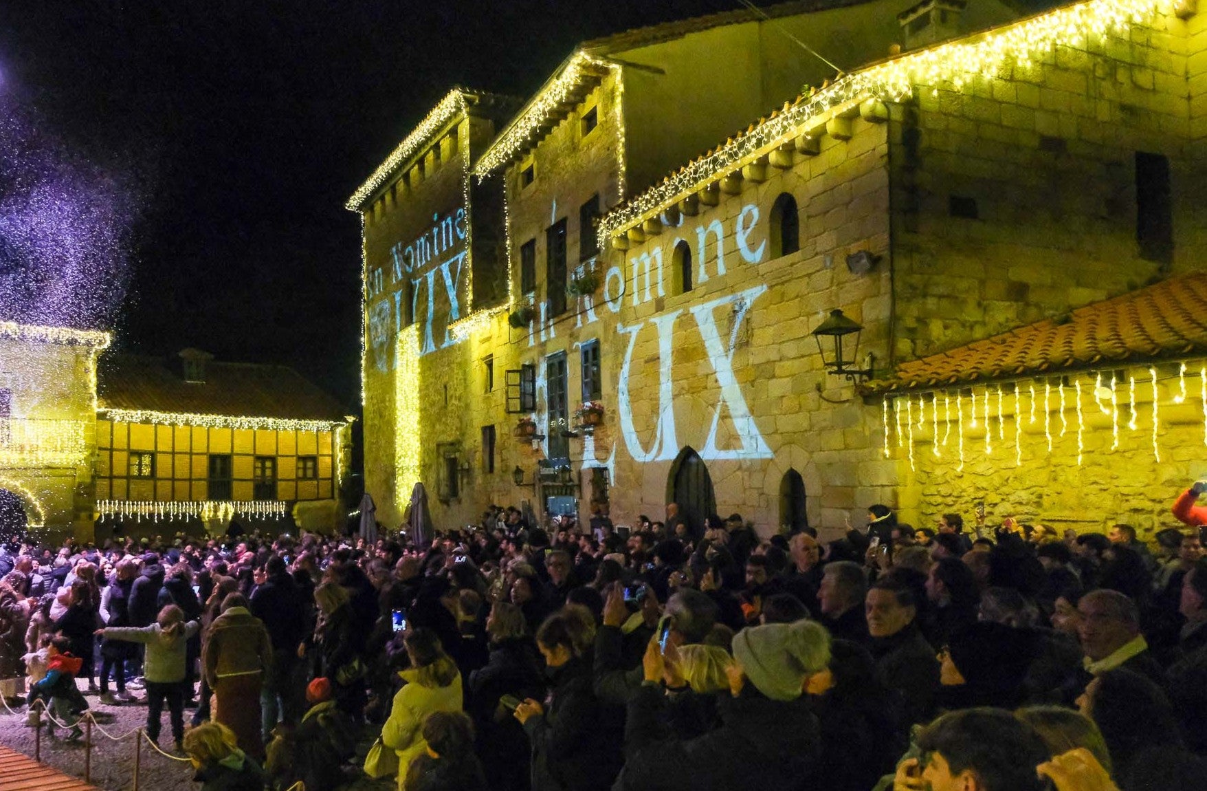 Más de 600.000 bombillas iluminan la Navidad de Santillana