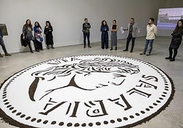 Imagen de la inauguración de la muestra 'De la sal' de Luna Bengoechea en el espacio portuario.