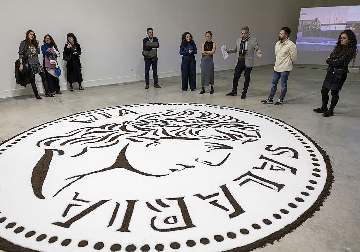 Imagen de la inauguración de la muestra 'De la sal' de Luna Bengoechea en el espacio portuario.