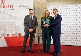José Francisco Díaz ha recibido el premio de manos de la presidenta del Parlamento de Cantabria, María José González, en presencia del vicerrector de Estudiantes, Empleabilidad y Emprendimiento de la UC, Iñigo Casafont.