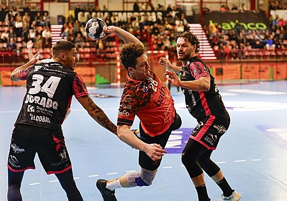 Oswaldo Maestro, lateral del Bathco, al disparo.