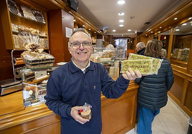 Alfredo, con las galletitas y el turrón de pistacho, dos novedades recientes.