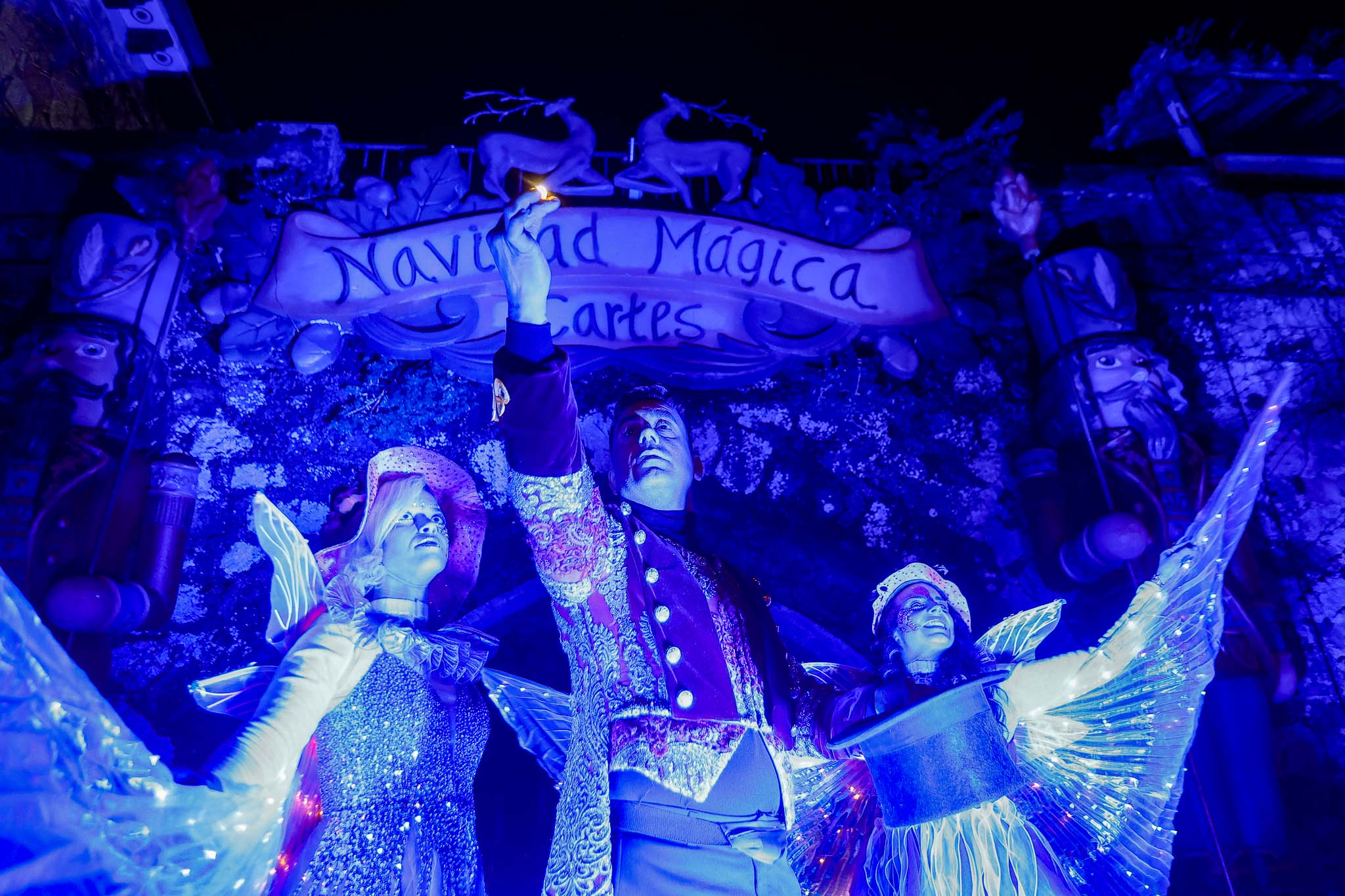 Las dos hadas portadoras de polvos mágicos y el mago Raúl Alegría dieron inicio al evento.