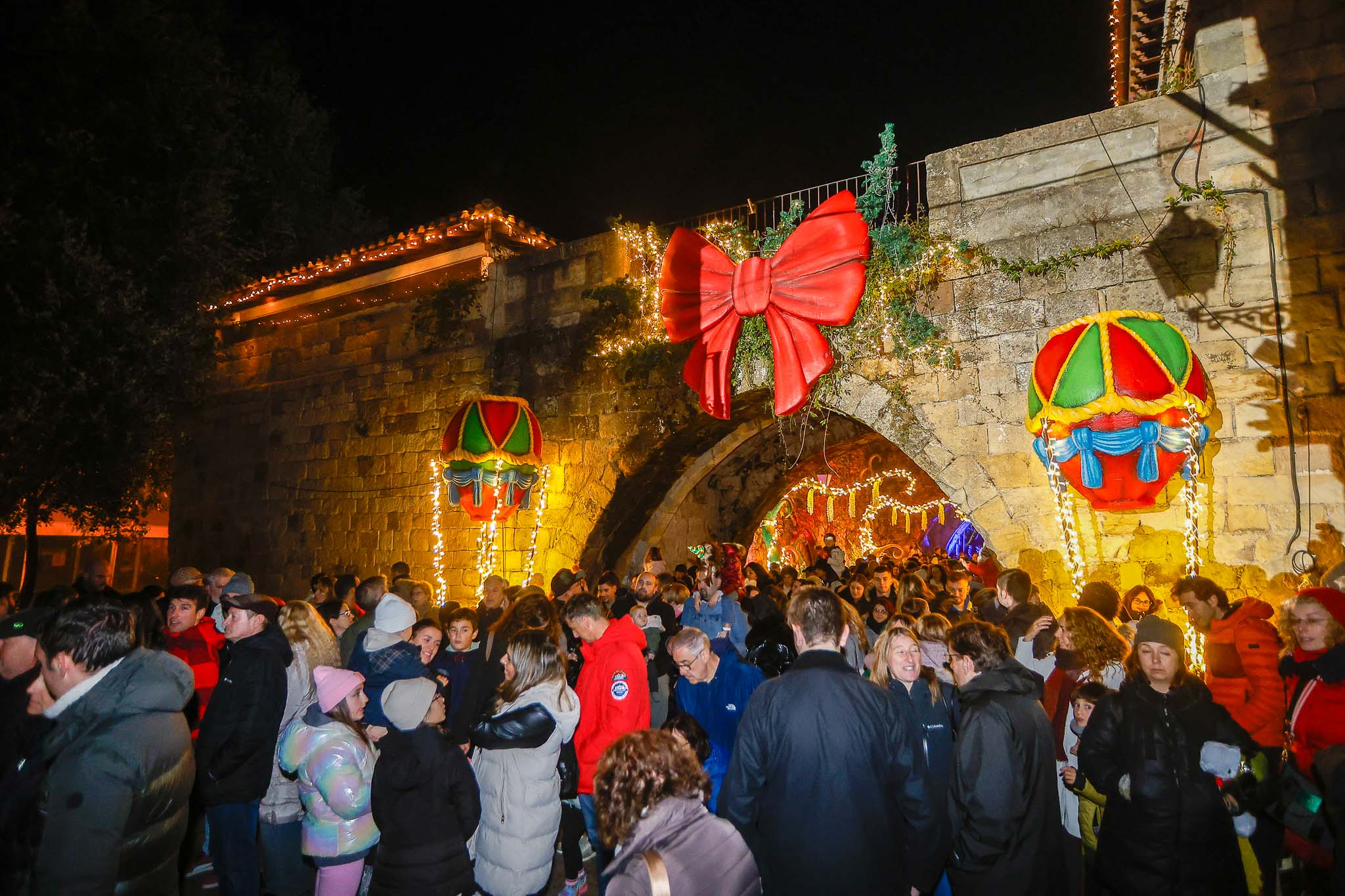A pesar de que el encendido coincidía en varias localidades, cientos de personas acudieron al arranque de la Navidad de Cartes.