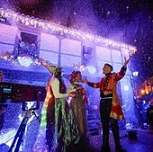 Raul Alegría junto a las dos hadas que llevaron la magia a la localidad
