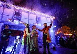 Raul Alegría junto a las dos hadas que llevaron la magia a la localidad