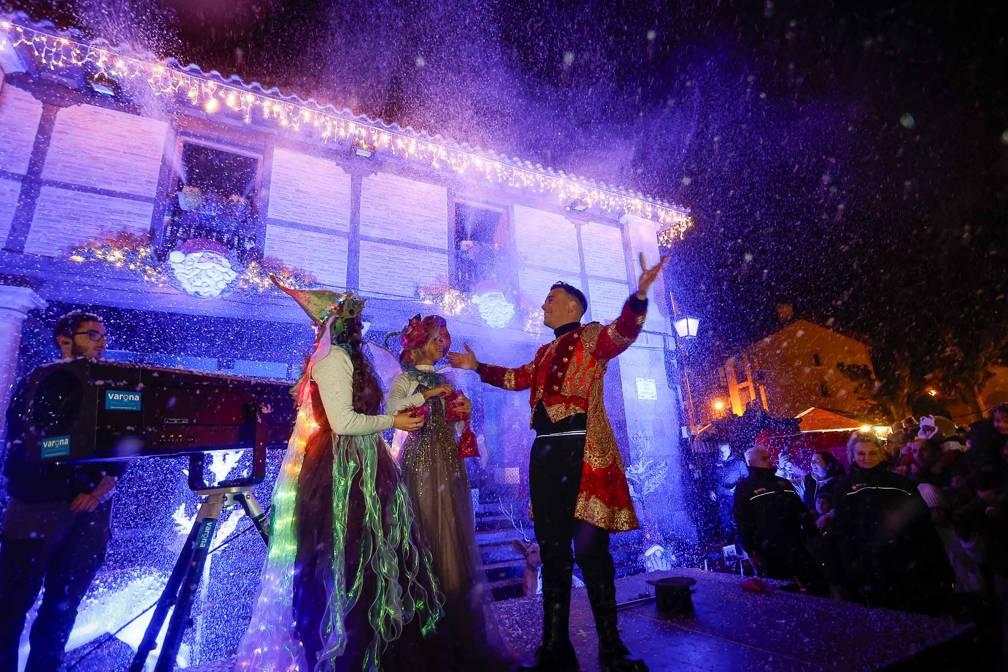 El evento contó con efectos especiales que añadieron más magia a la bienvenida navideña.