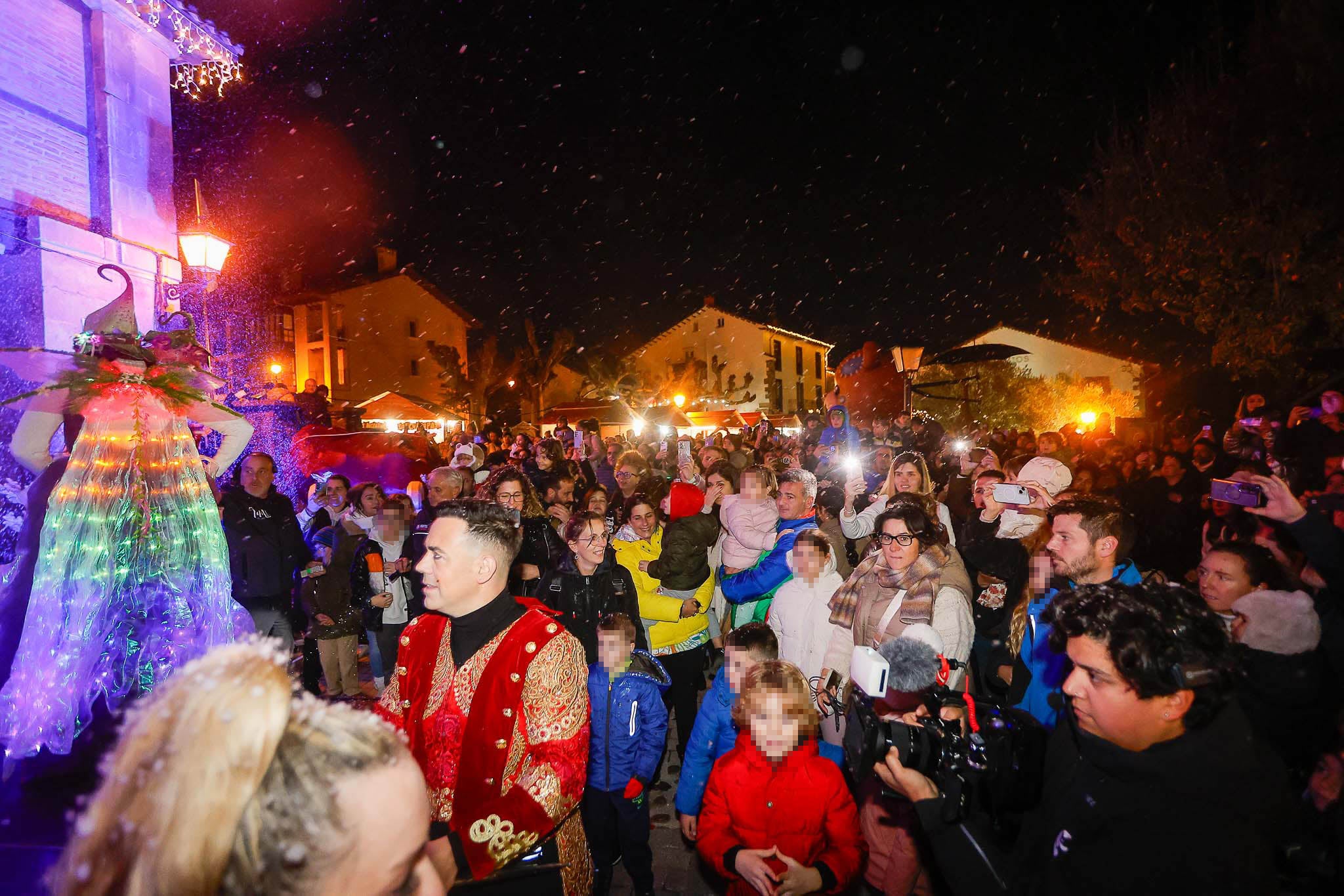 El mago Raúl Alegría ha dado la bienvenida a la Navidad en Cartes.