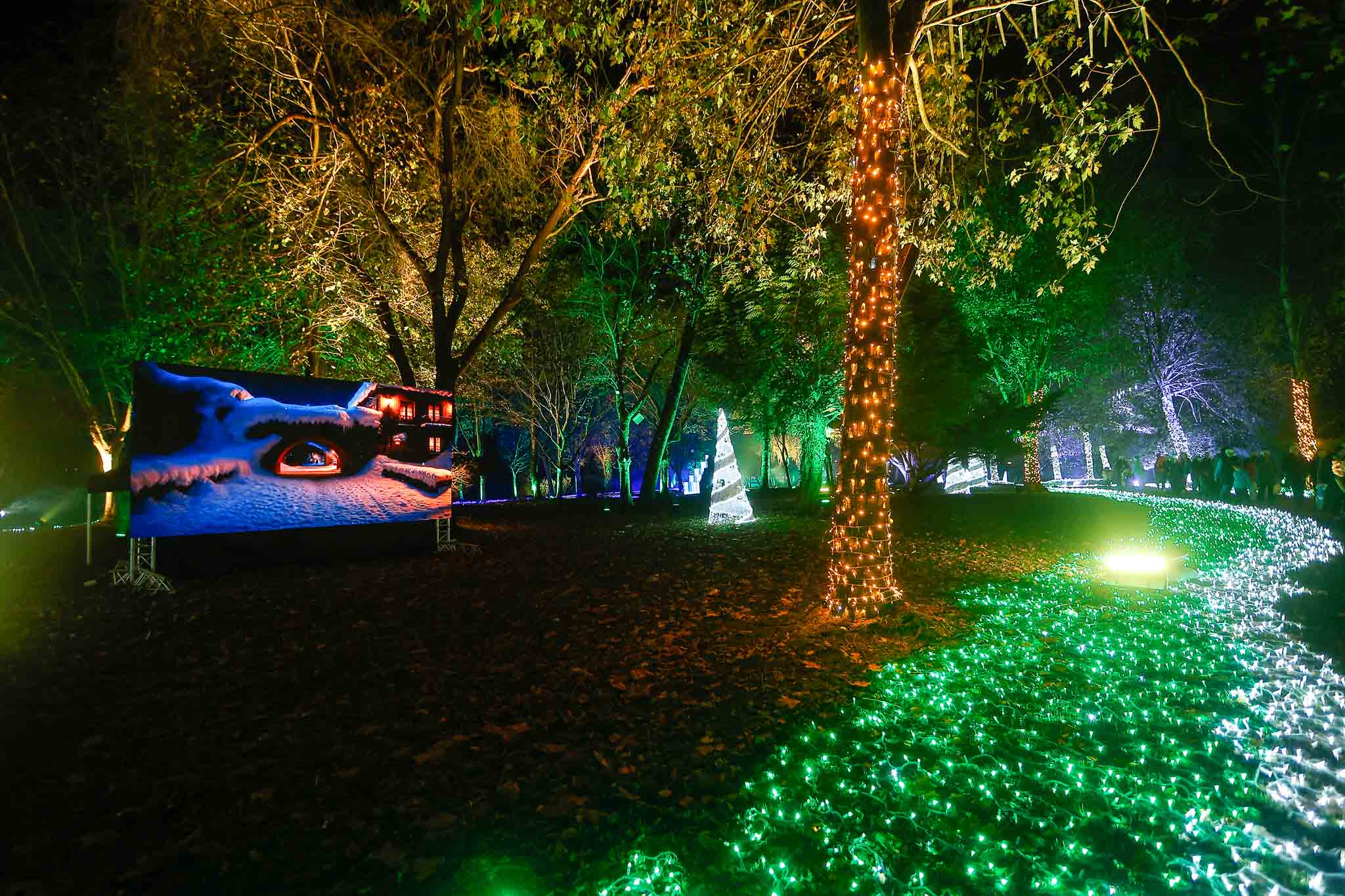 Durante el recorrido, además de las luces, los visitantes se encontrarán con vídeos navideños.