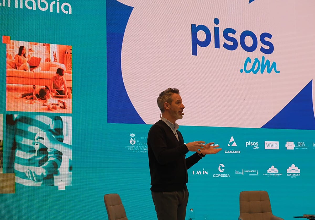 Ferran Font, director de Estudios y Portavoz en pisos.com, sobre el escenario del Palacio de Exposiciones y Congresos.