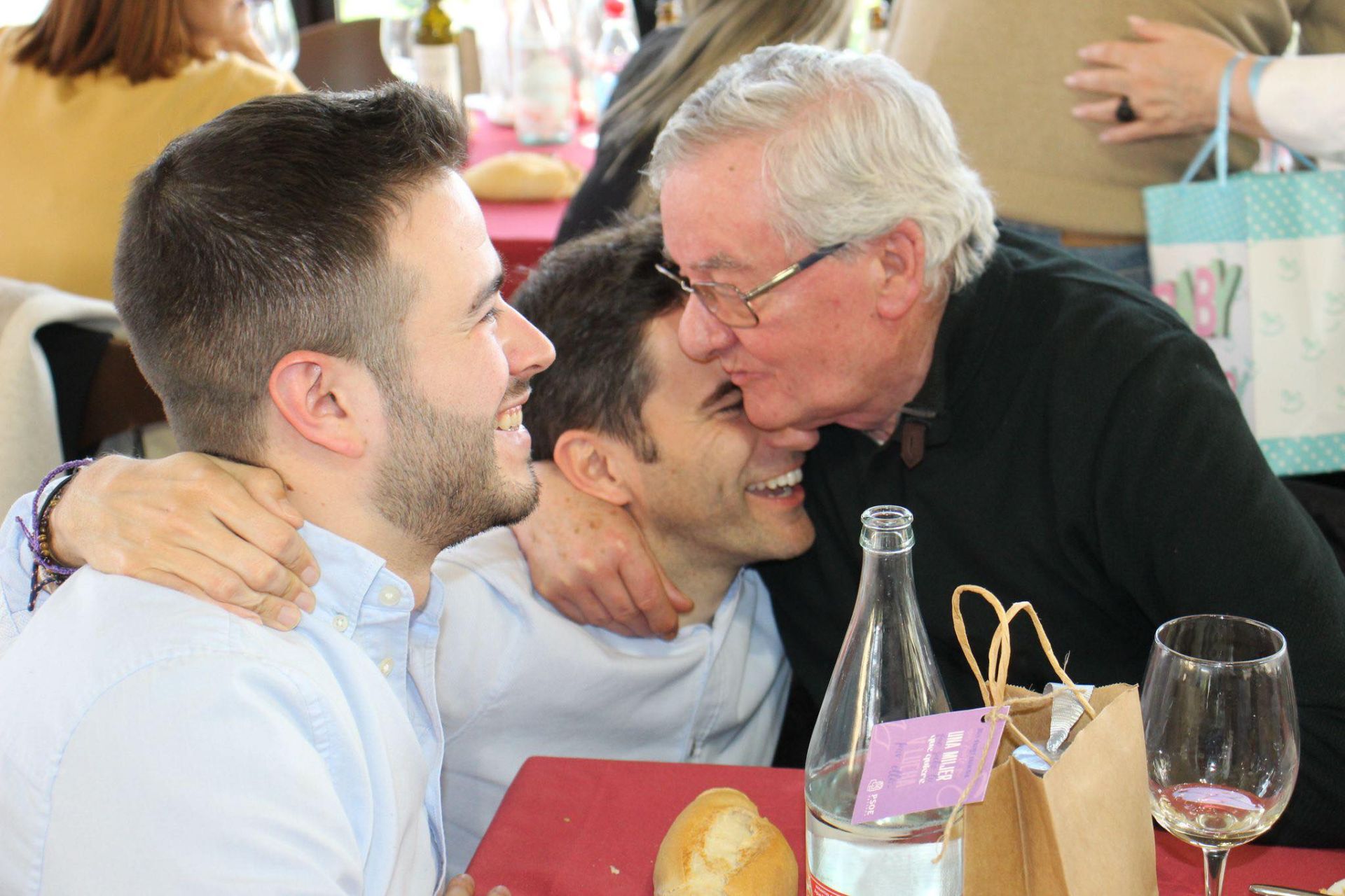 Maxi Valle abraza a Pedro Casares y a Fran Cano en una imagen reciente.