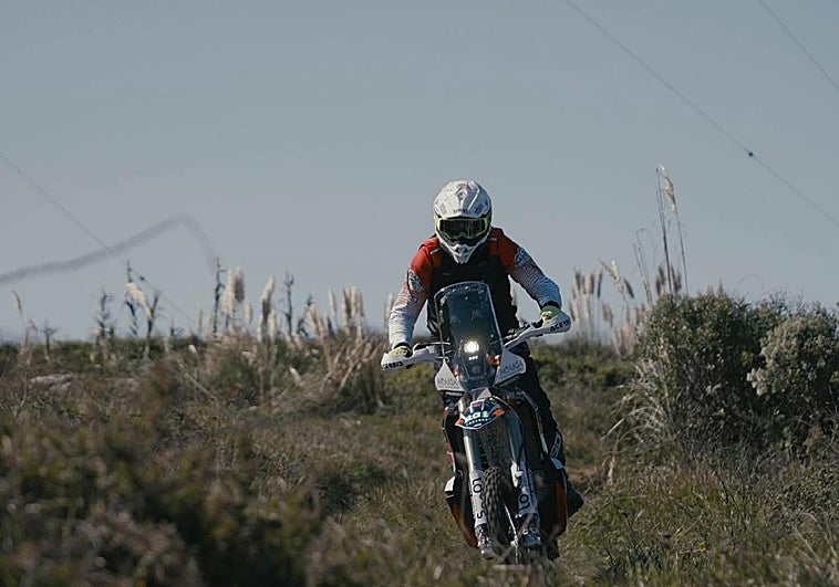 Ricardo Lastra y Javier Ruiz Ugarte nos muestran los secretos de la «máquina» con la que el equipo cántabro desafiará al desierto.