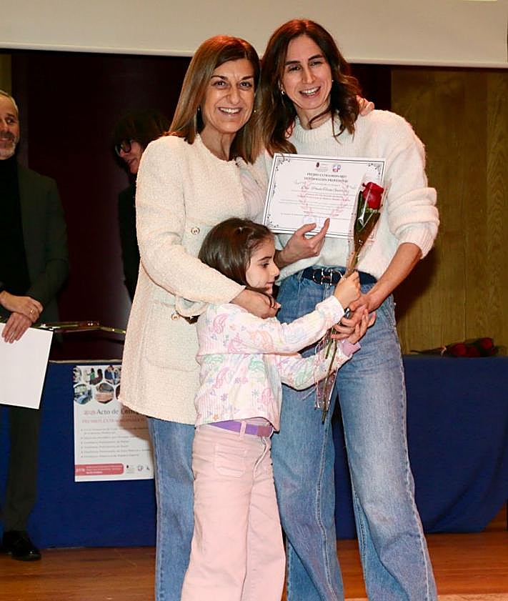 Imagen secundaria 2 - Varios de los premiados recogen el premio de manos de la presidenta de Cantabria.