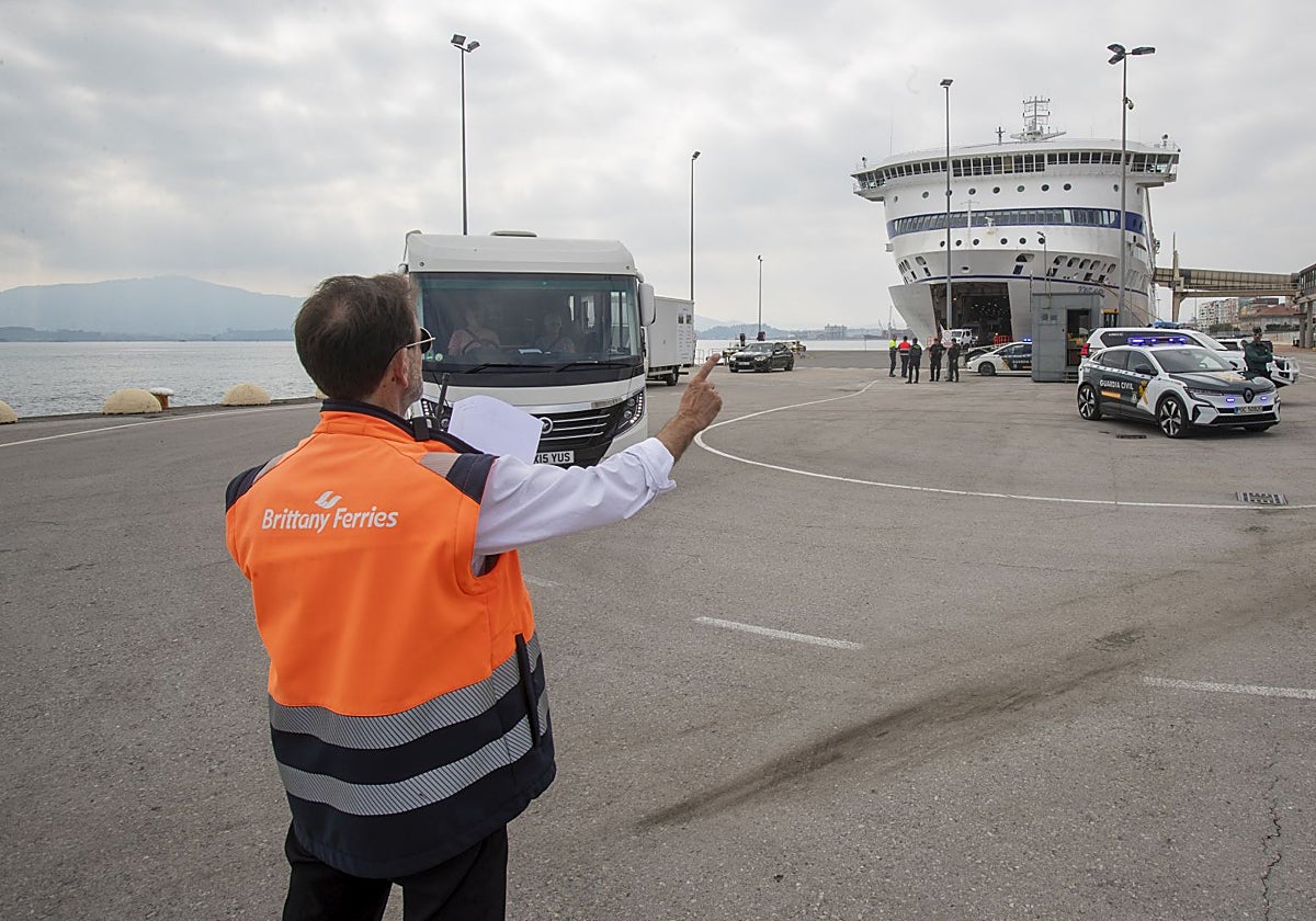 Vehiculos saliendo del barco de Brittany Ferries al Puerto de Santander en el Muelle del Almirante.