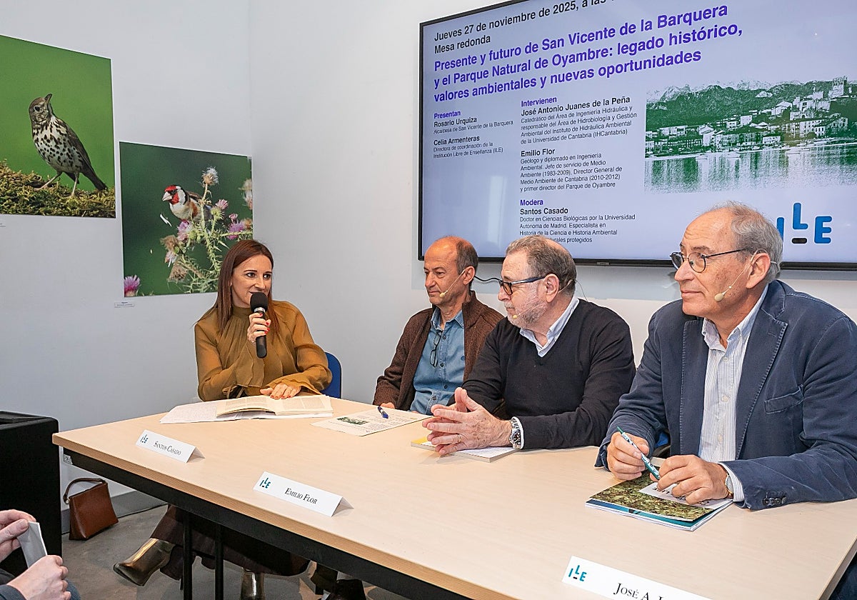 La alcaldesa de San Vicente y los participantes sobre la mesa redonda sobre Oyambre.