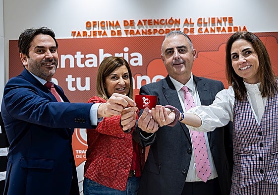 Pablo Herrán, director general de Transportes; la presidenta Buruaga, el consejero Media y la directora de CTL, María González