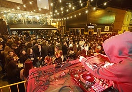 Cientos de jóvenes reunidos ante uno de los escenarios de la Patrona en Navidad del año pasado.