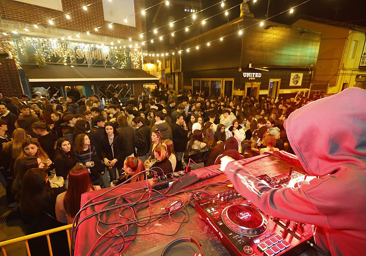 Cientos de jóvenes reunidos ante uno de los escenarios de la Patrona en Navidad del año pasado.