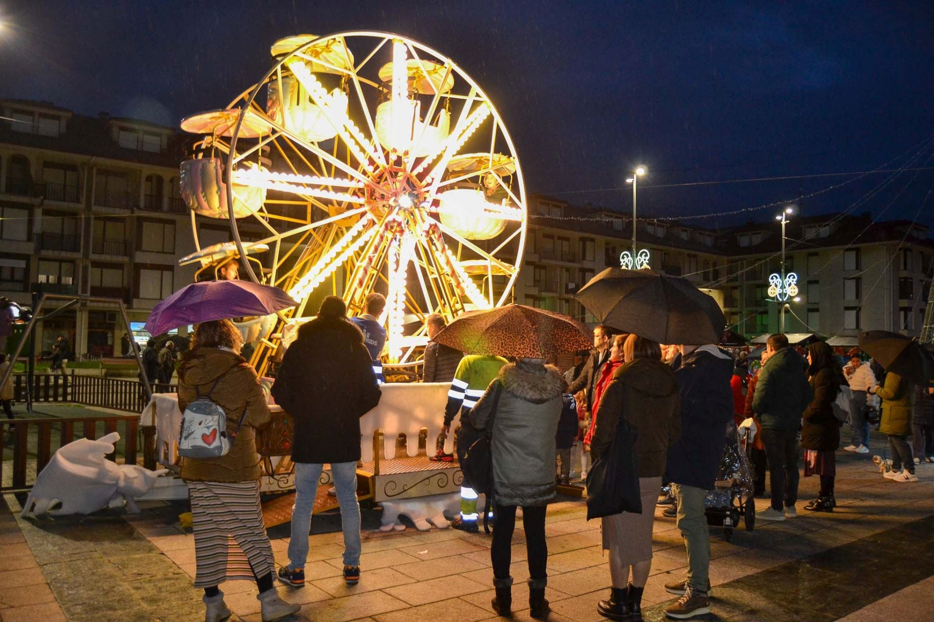 La noria instalada en la Plaza de la Villa hace las delicias de los más pequeños. 