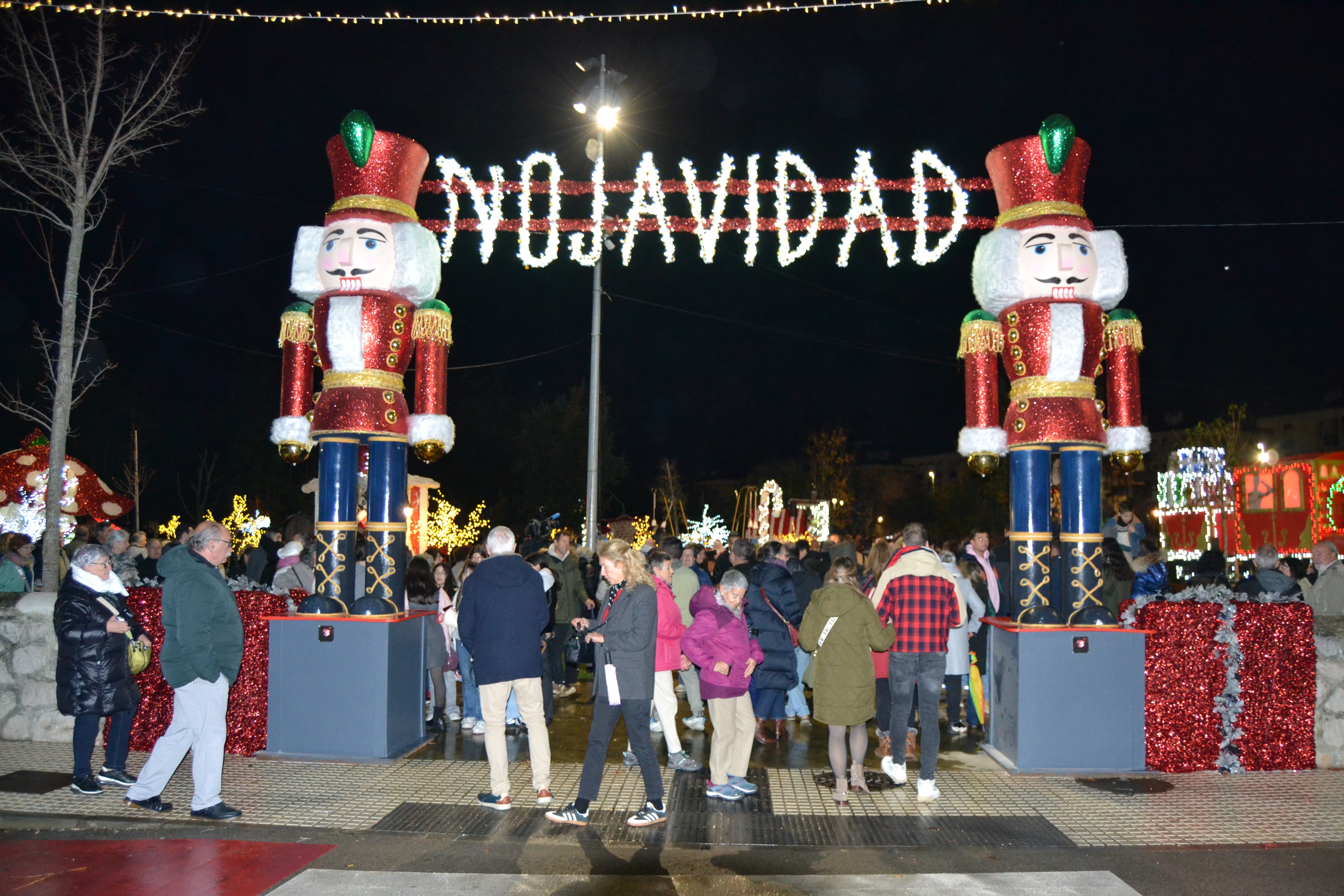 Dos soldaditos de plomo dan la bienvenida al poblado navideño. 