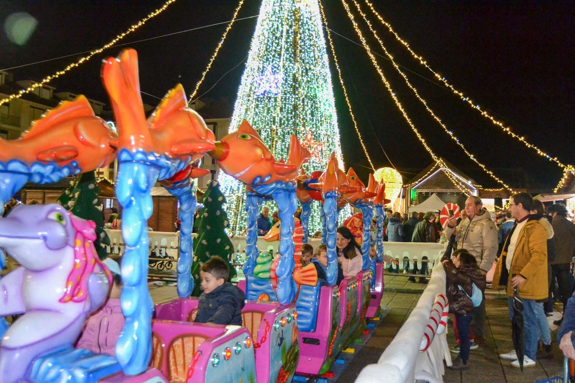 El trenecito fue una de las atracciones más demandadas el primer día de navideño en Noja. 