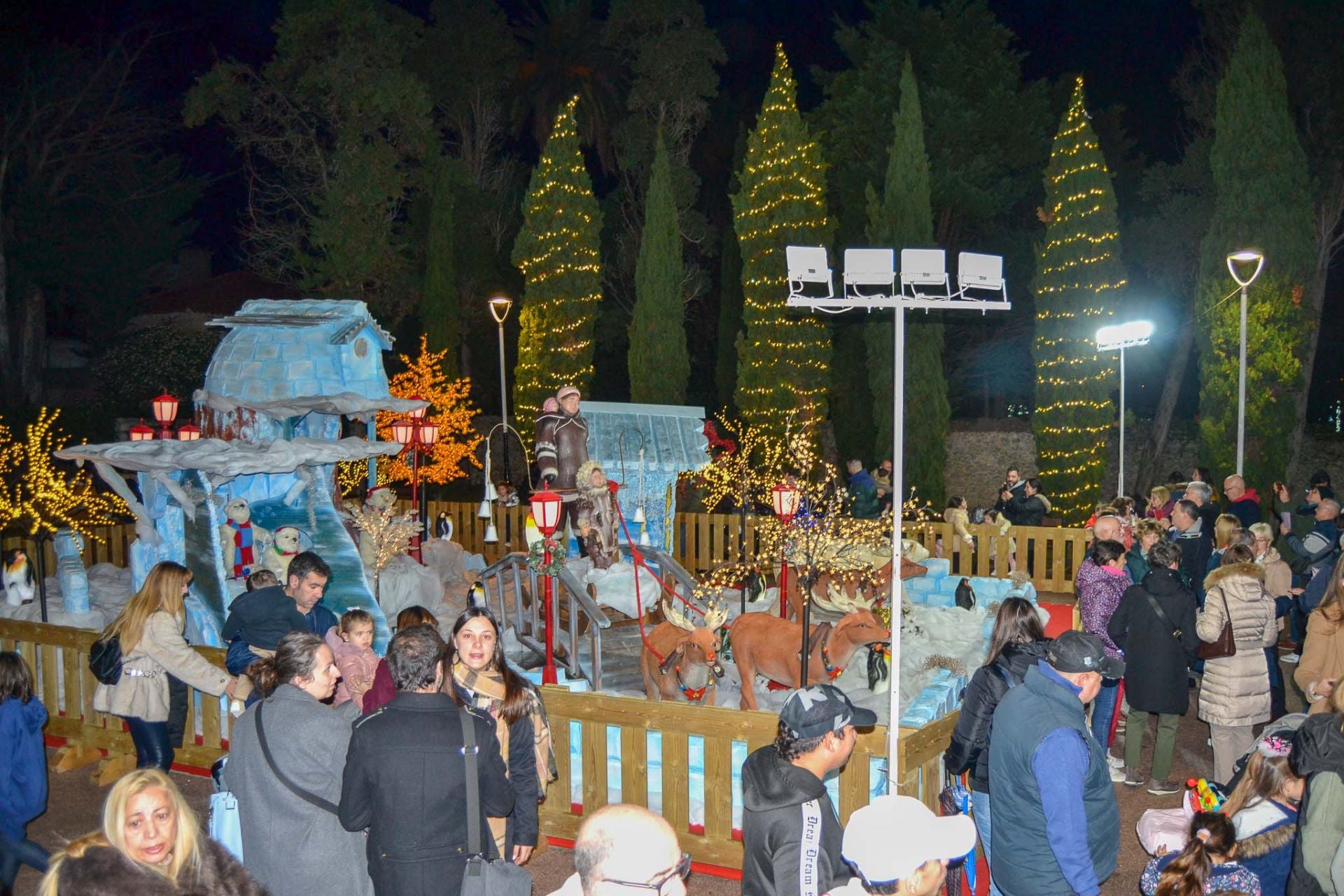 Una de las creaciones recrea una escena invernal con osos polares, esquimales, pingüinos e iglús.