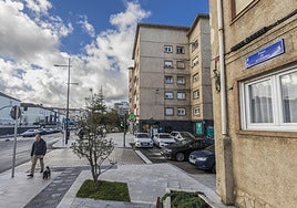 Un hombre pasea por la calle Paseo de Altamira, frente a la nueva placa, cambiada el pasado 21 de noviembre.