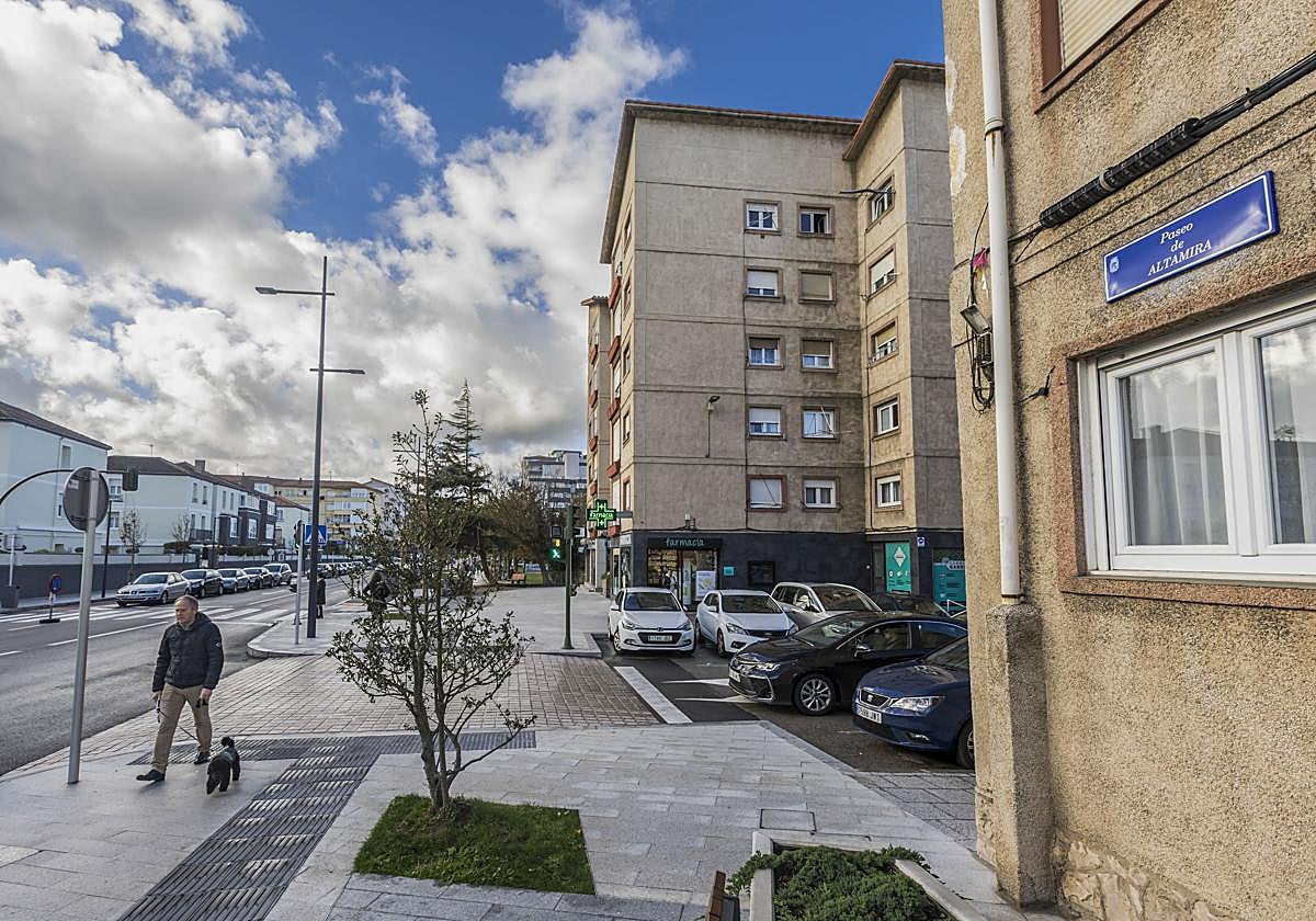 Un hombre pasea por la calle Paseo de Altamira, frente a la nueva placa, cambiada el pasado 21 de noviembre.